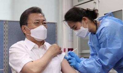 Президент Южной Кореи вместе с женой привился вакциной AstraZeneca