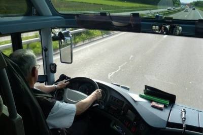 В Омске СК начал проверку после смерти водителя за рулем автобуса