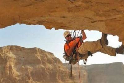Археологам пришлось спускаться по отвесным скалам в «пещеру ужасов», чтобы опередить мародёров