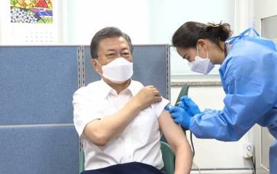 Президент и первая леди Южной Кореи получили COVID-прививки вне очереди