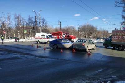 Двое детей пострадали в столкновении Мазды и Рено в Екатеринбурге