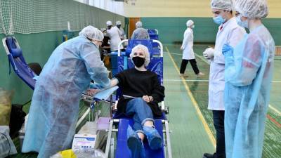 Вакцинированные москвичи сдадут плазму для лечения COVID-19