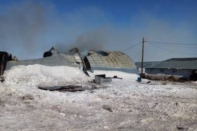 В свердловском поселке потушен крупный пожар в мастерской по по ремонту сельхозтехники