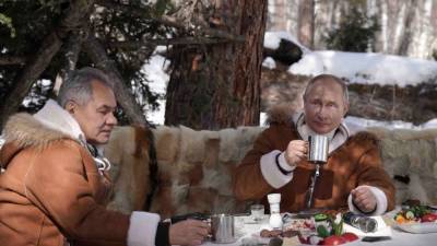 Британцы пристыдили Байдена на фоне отдыха Путина в тайге