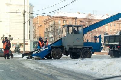 Снегоуборочная техника вышла на улицы Донецка в конце марта