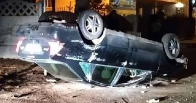Очевидцы: в Калининграде Ford врезался в дерево и опрокинулся