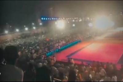 На стадионе в Индии рухнула трибуна с 1500 зрителями: шокирующее видео