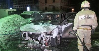 В Екатеринбурге подожгли машины во дворе жилого дома