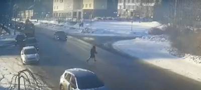 В центре Петрозаводска машина мчалась, а пешеход бежал – трагедии удалось избежать чудом (ВИДЕО)