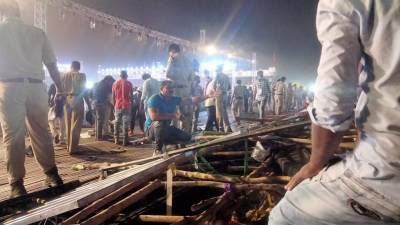 Десятки людей пострадали во время обрушения трибуны в Индии