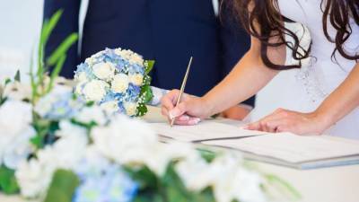 Более 430 пар планируют заключить брак в Москве накануне Красной горки