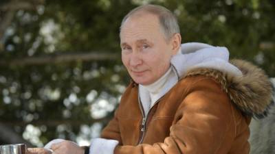 «Надо было им Байдена позвать»: британцев впечатлил отдых Путина в тайге
