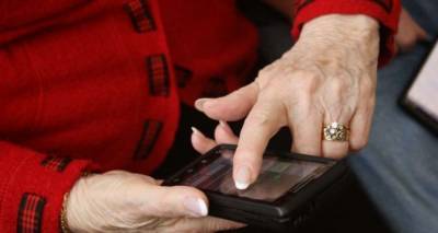 Пенсионеры, чтобы пересечь линию разграничения, вынуждены покупать смартфоны на КПВВ