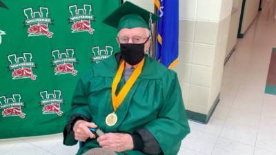 Американец, который бросил школу и пошел на войну, в 96 лет получил диплом школьного образования