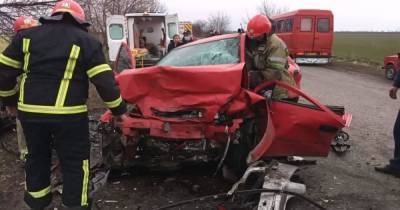 В Николаевской области лоб в лоб столкнулись две легковушки: погибли подростки, двое военных пострадали (2 фото)