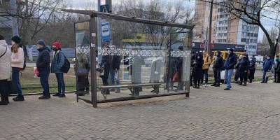 В Одессе в первый день локдауна сегодня огромные очереди на остановках – фото - ТЕЛЕГРАФ