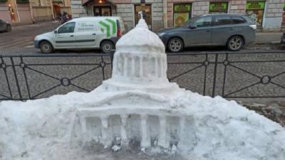 Фото: Казанский собор в миниатюре слепили из снега в Петербурге