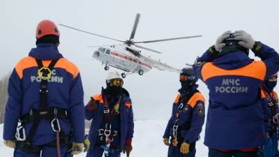 С места схода лавины в Хибинах детей эвакуируют с помощью снегоходов