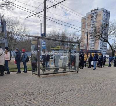 Локдаун в Одессе: жителей заставили выстроиться в огромные очереди на остановках, кадры