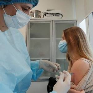 Прививку от коронавируса сделали почти 122 тысячи украинцев