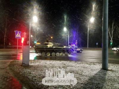 В Беларуси у границы с Литвой и Польшей засняли колонну танков