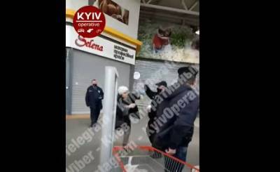 «Была без маски»: в столичном супермаркете охранник ударил женщину (ВИДЕО)