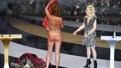 Во Франции депутаты просят возбудить уголовного дела против актрисы, раздевшейся при получении премии «Сезар»