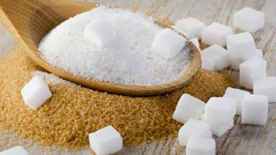 Ретейлеры заявили о перебоях в поставках дешевого сахара
