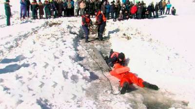Вести. Тюменские спасатели вытащили провалившегося под лед человека