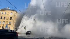 Фонтан высотой с пятиэтажку: в Петербурге прорвало трубу с кипятком — видео