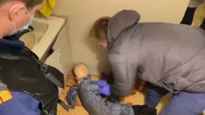 Отчим убитого 6-летнего сибиряка показал, как наносил мальчику удары