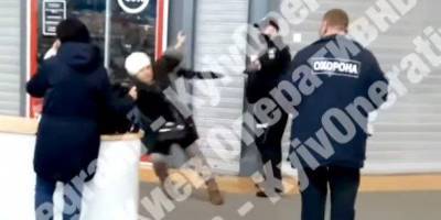 В Киеве охранник супермаркета избил клиентку и отобрал у нее телефон — видео