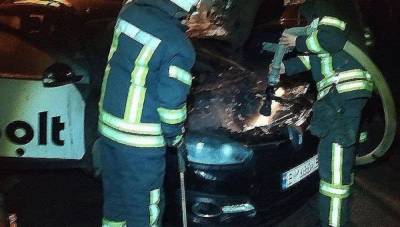 В Киеве на Позняках полностью сгорело такси Bolt: фото