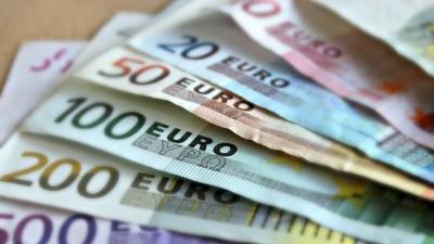 Курс евро поднялся выше 90 рублей впервые с начала марта