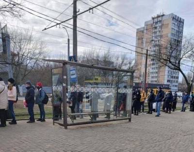 «Утро началось не с кофе»: первый день локдауна в Одессе ознаменовался очередями на остановках (фото)