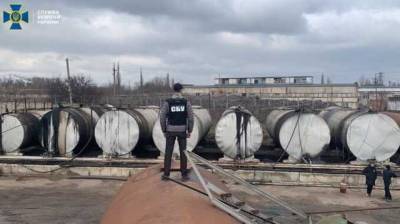 На Кіровоградщині викрили підпільний міні-завод пального