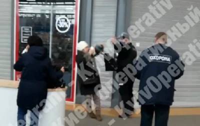 В супермаркете Киева охранник бил женщину в лицо