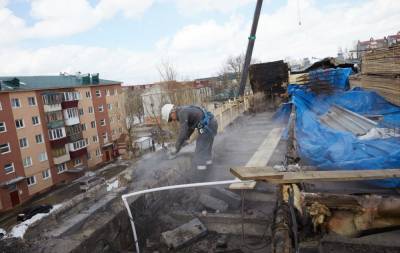 На Сахалинской продолжается ремонт крыши дома, пострадавшего от пожара