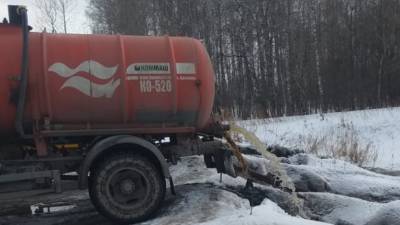 Ассенизаторы сливают отходы в реку в Викуловском районе Тюменской области