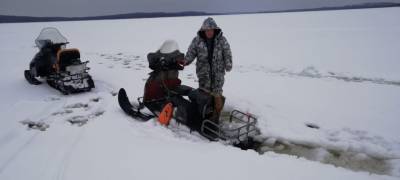 Рыбак на мотособаке застрял в водяной каше на озере в Карелии