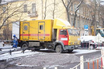 На Исполкомской улице в Петербурге прорвало трубу