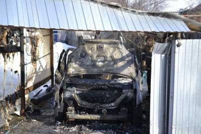 В Шилове полностью сгорела припаркованная возле дома иномарка