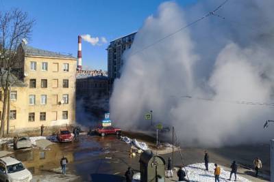 15-метровый фонтан кипятка парализовал движение в центре Петербурга