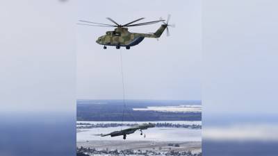 Тысячи килограммов на тросе. Вертолет Ми-26 перенес истребитель Су-27