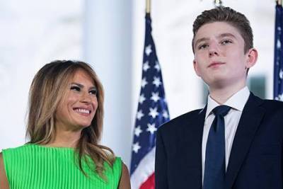 В сети раскритиковали Меланию Трамп после публичного поздравления сына с 15-летием