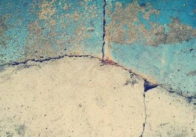 В Ровно мужчине, который стоял на остановке, свалился на голову кусок бетона