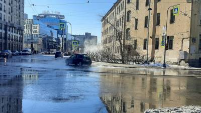 Огромный фонтан кипятка забил из-под земли в центре Петербурга