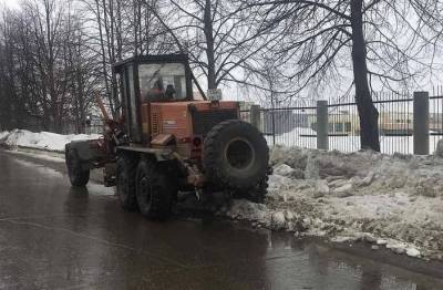 Ульяновские дорожники ворошат снежные кучи