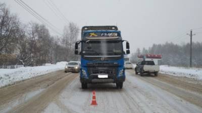 Водитель иномарки врезался в фуру и погиб в Алтайском крае