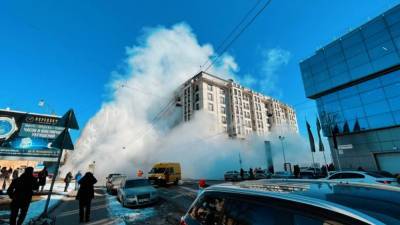 Гигантский фонтан кипятка бьет на Исполкомской улице в Петербурге